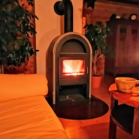 Prázdninový dům Gemuetliches Blockhaus Am Wald Mit Grossem Garten