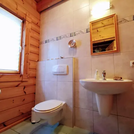 Casa de Férias Gemuetliches Blockhaus Am Wald Mit Grossem Garten